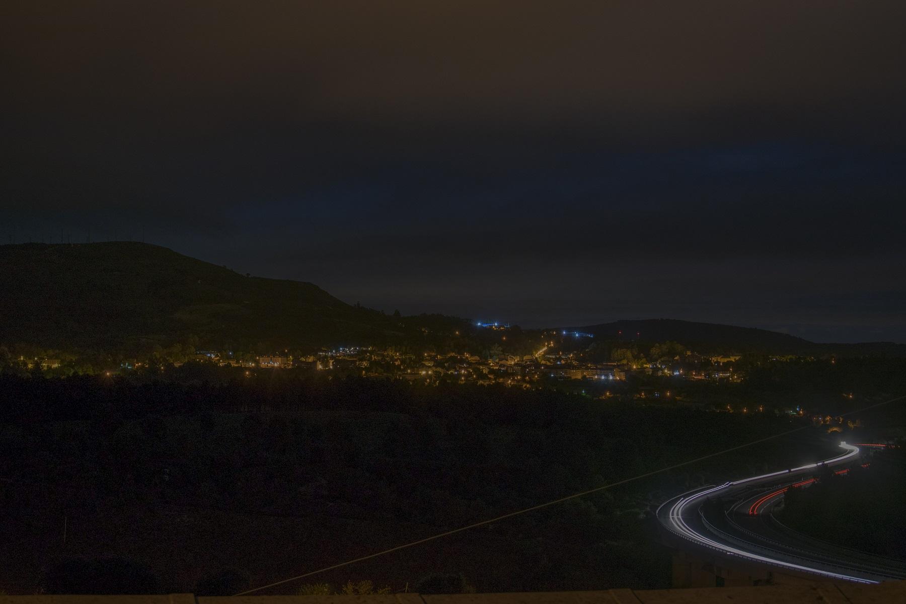 Vista nocturna de la parroquia de A Cañiza desde a Ponte de Vilarino en la Autovía A52