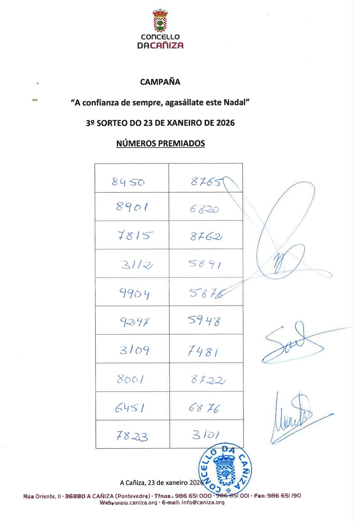 O Alcalde Luis Piña entrega parte dos premios do terceiro sorteo da campaña «A Confianza de Sempre, Agasállate Este Nadal»