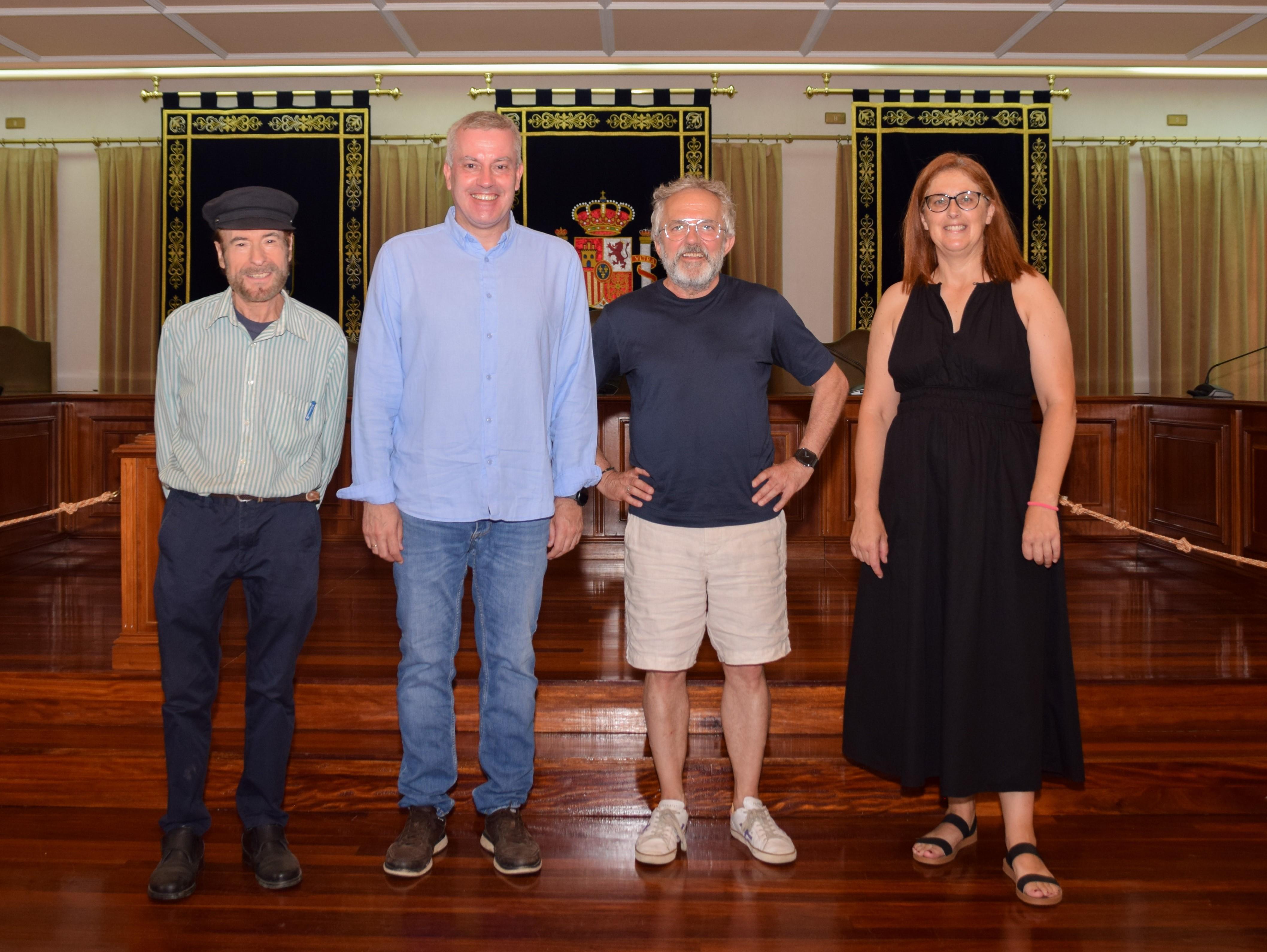 O Alcalde Luis Piña acompaña ao actor galego “Morris” e ao pintor e escultor cañicense Diego De Giráldez na súa visita á vila O recoñecido actor galego Antonio Durán «Morris» visitou recentemente A Cañiza a invitación do pintor e escultor de renome internacional e Fillo Predilecto da Cañiza, Diego de Giráldez. Durante a súa estancia, o Alcalde fixo de anfitrión e xunto coa Teniente de Alcalde María José Rodríguez, acompañou ao grupo na visita. Despois de visitar a Casa Consistorial e o Salón Noble de Sesión