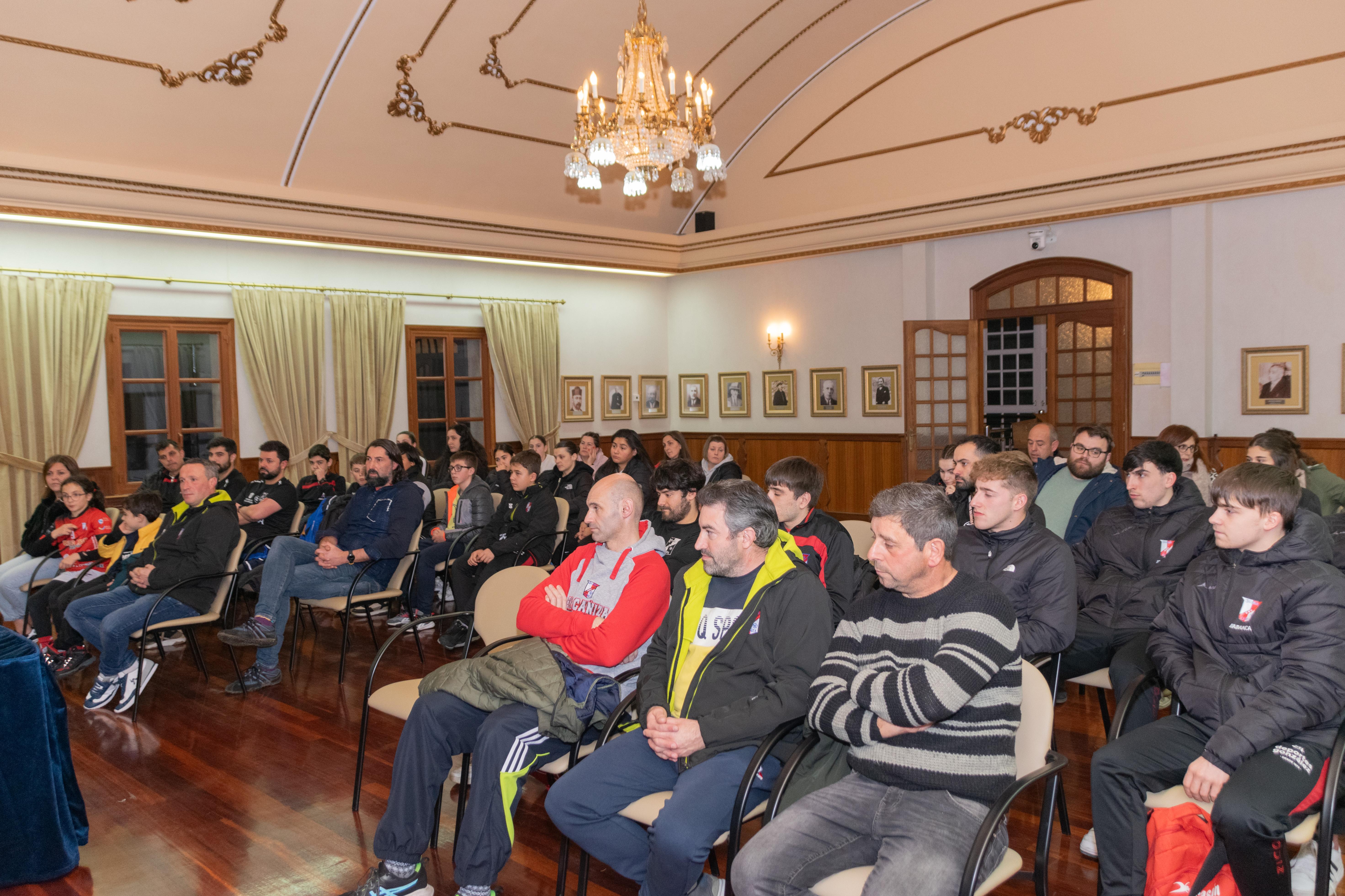 O Concello e o Club Balonman Cañiza asinan un novo convenio de colaboración para continuar traballando polo deporte neste 2025.
