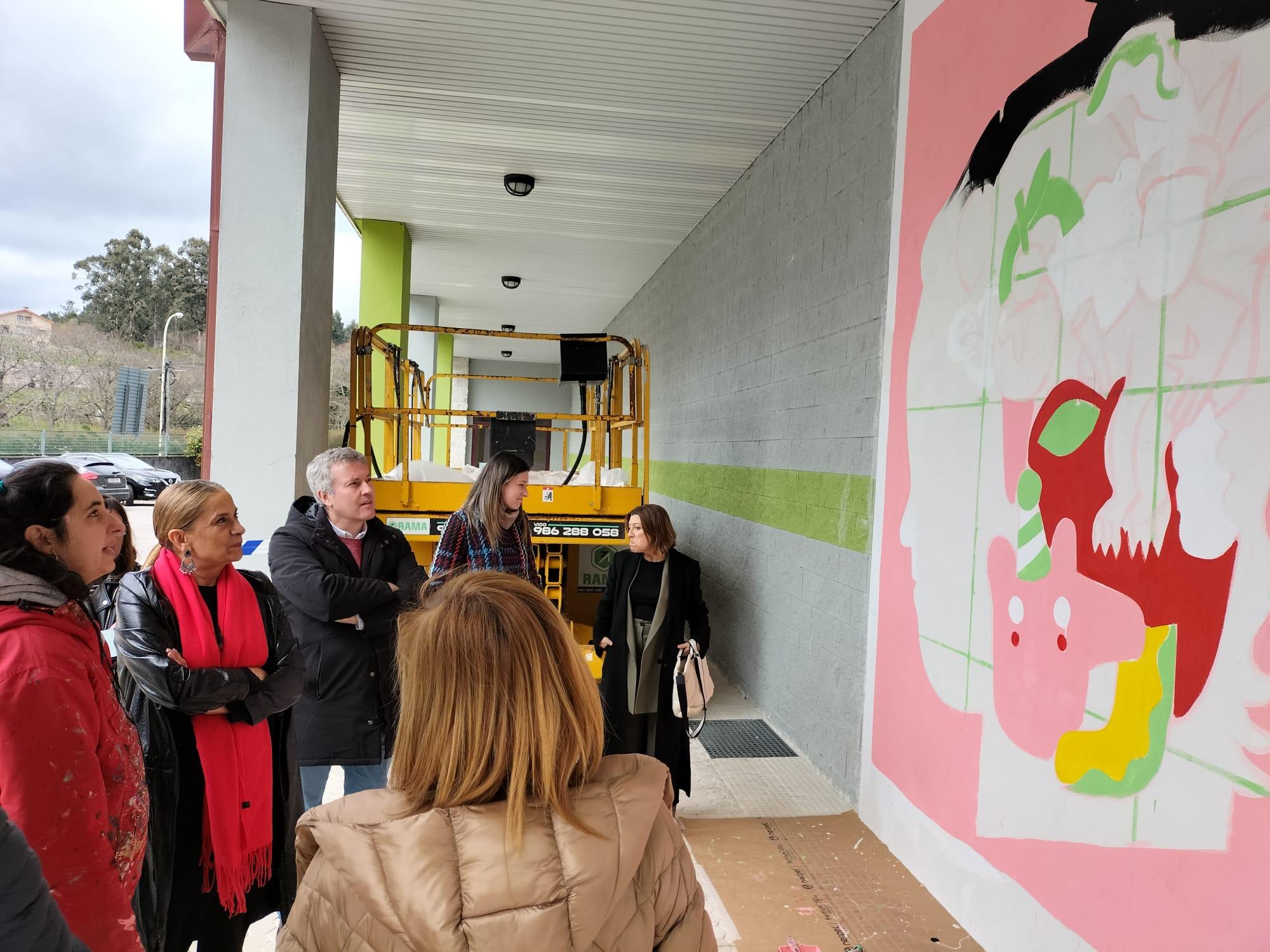 Carmela Silva volve á Cañiza para acompañar á artista urbana Amaia Arrazola no inicio do mural de igualdade