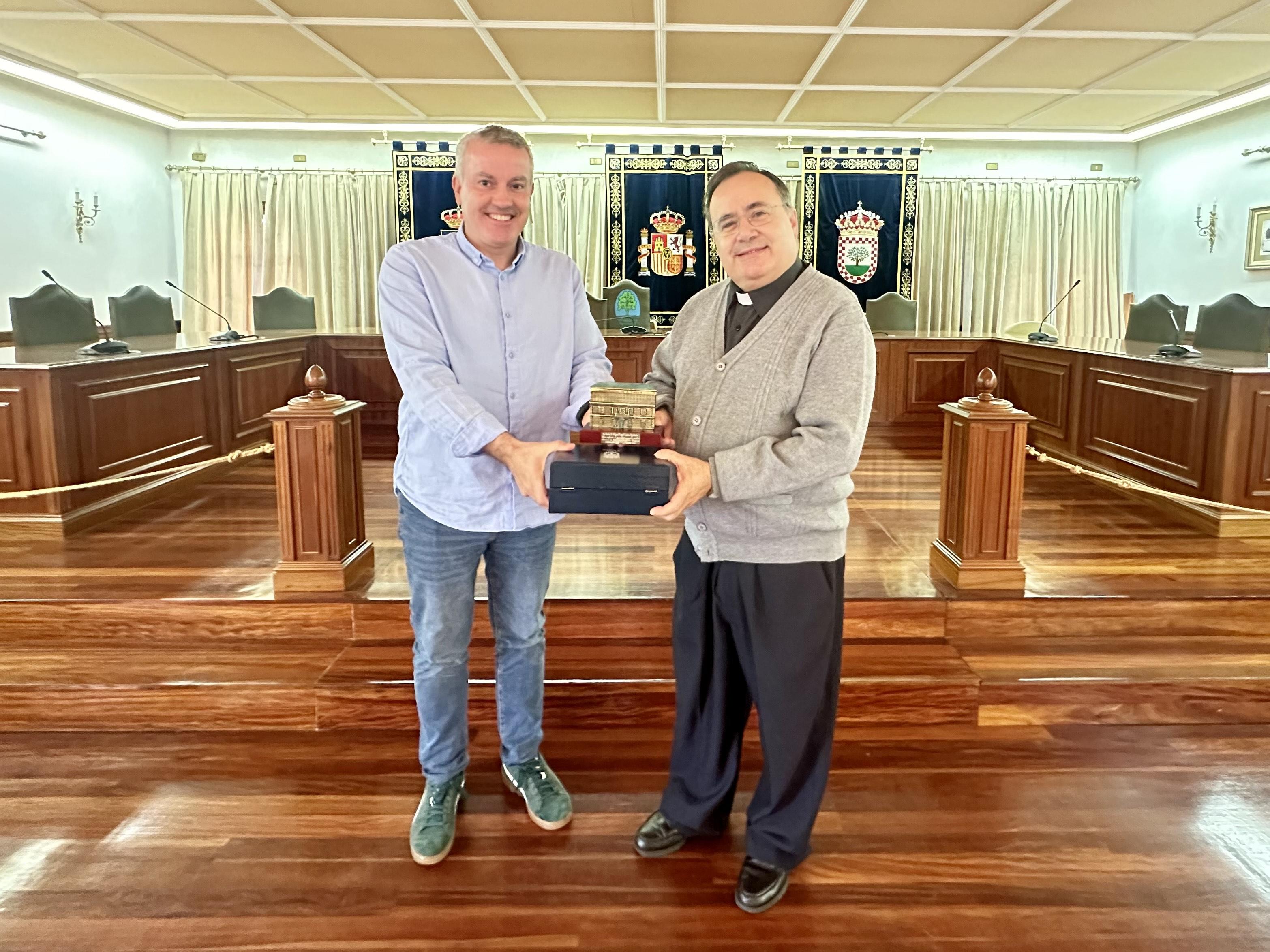 O Alcalde agradece a labor pastoral de Don Miguel Ángel Castro Quinteiro nos seus 19 anos de servizo ao municipio