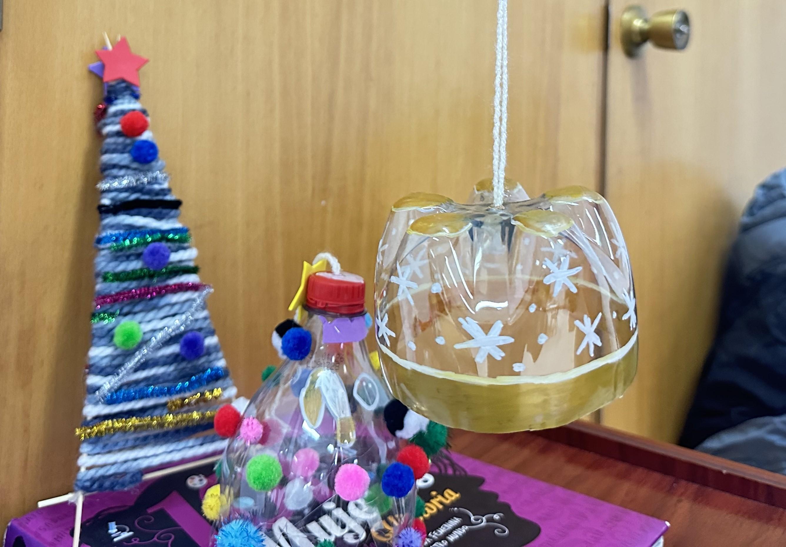 O Alcalde, Luis Piña, visita o Campamento de Nadal no seu último día de actividade