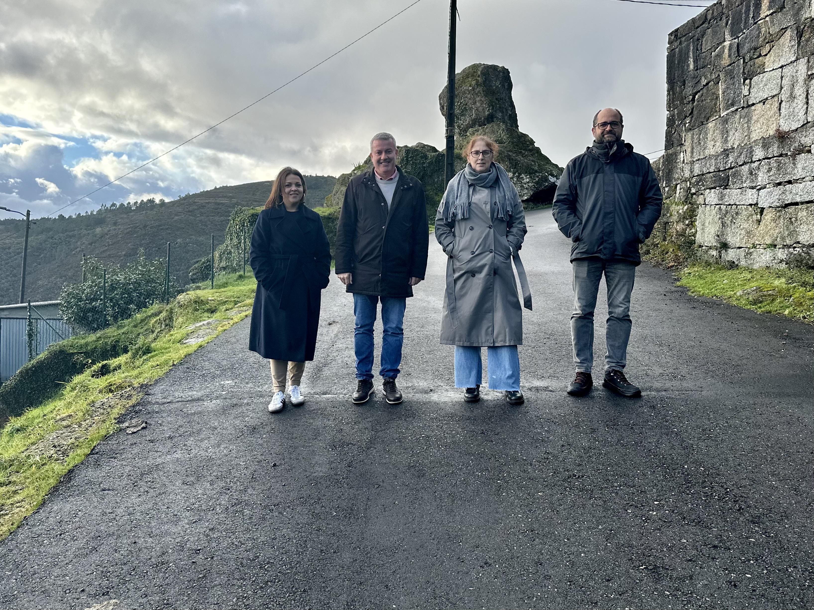 O Alcalde visita os lugares de Folgoso, Vilamide, Cigarreira, Ibia e As Poldras, na parroquia de Parada, nos que se desenvolveron importantes obras de asfaltado de camiños.