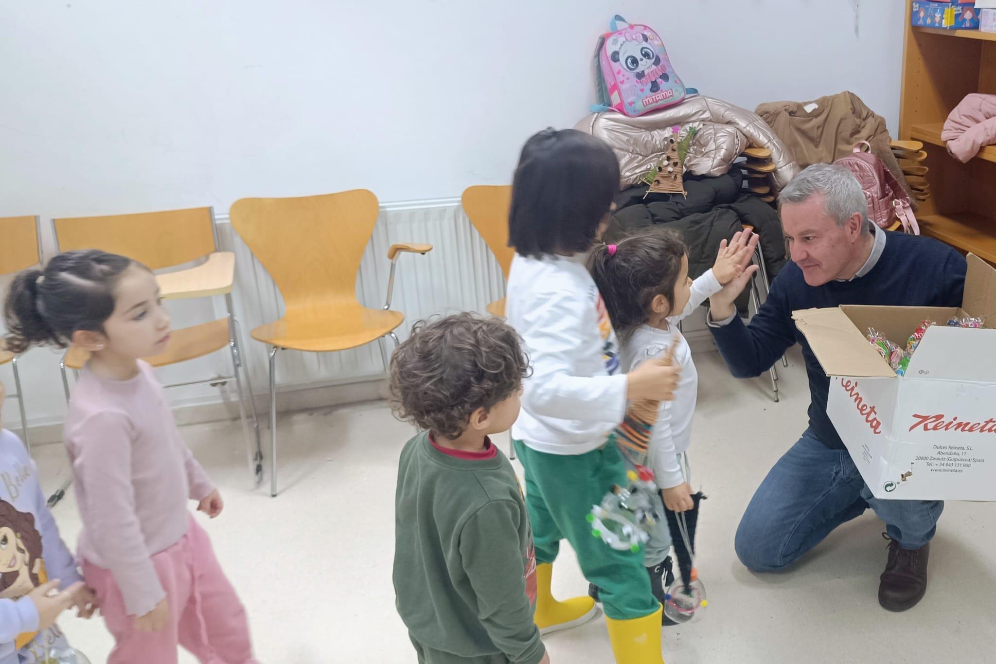 O Alcalde, Luis Piña, visita o Campamento de Nadal no seu último día de actividade