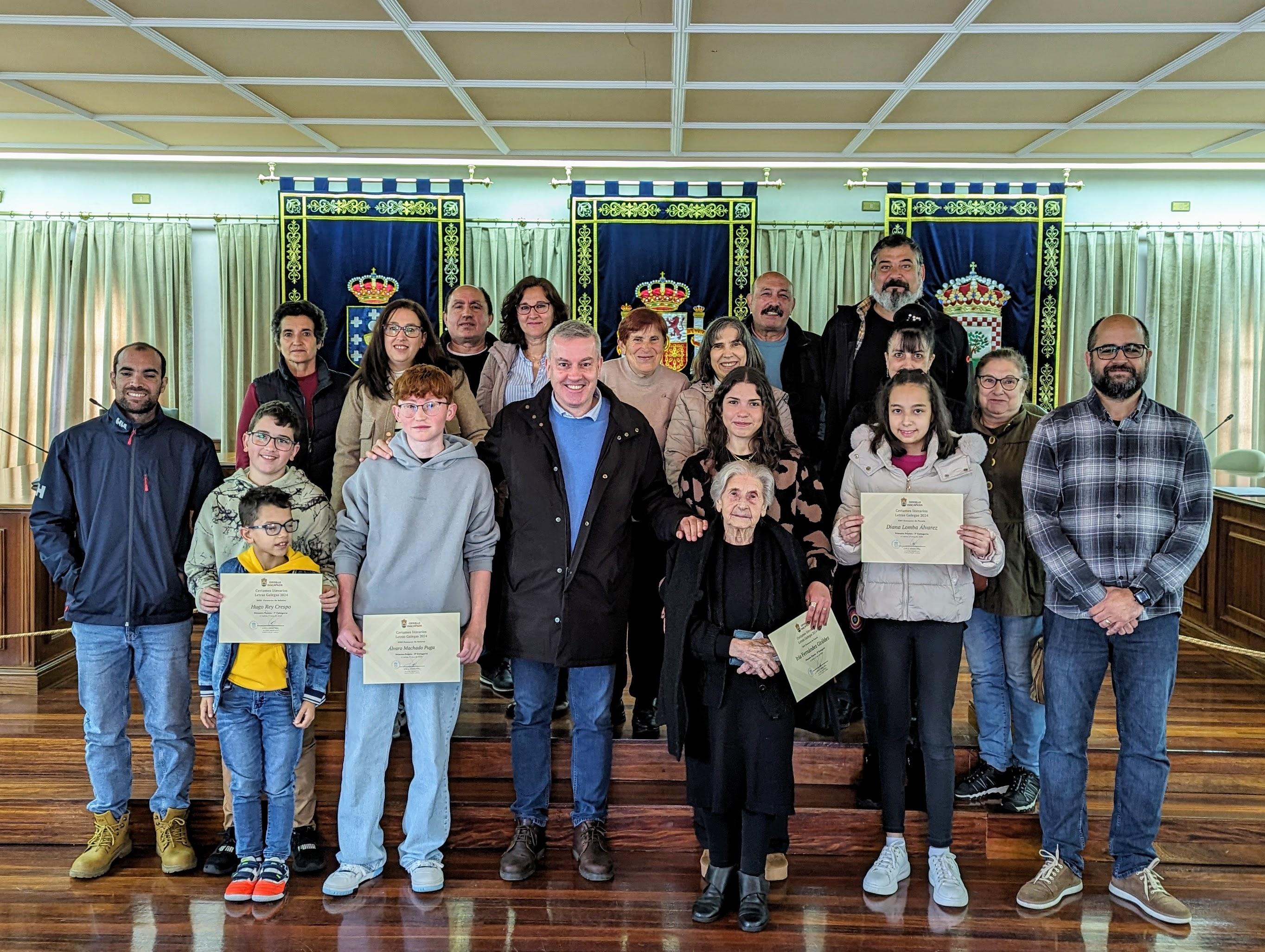 O Alcalde entrega os premios de poesía e relato dos certames literarios “LETRAS GALEGAS 2024”