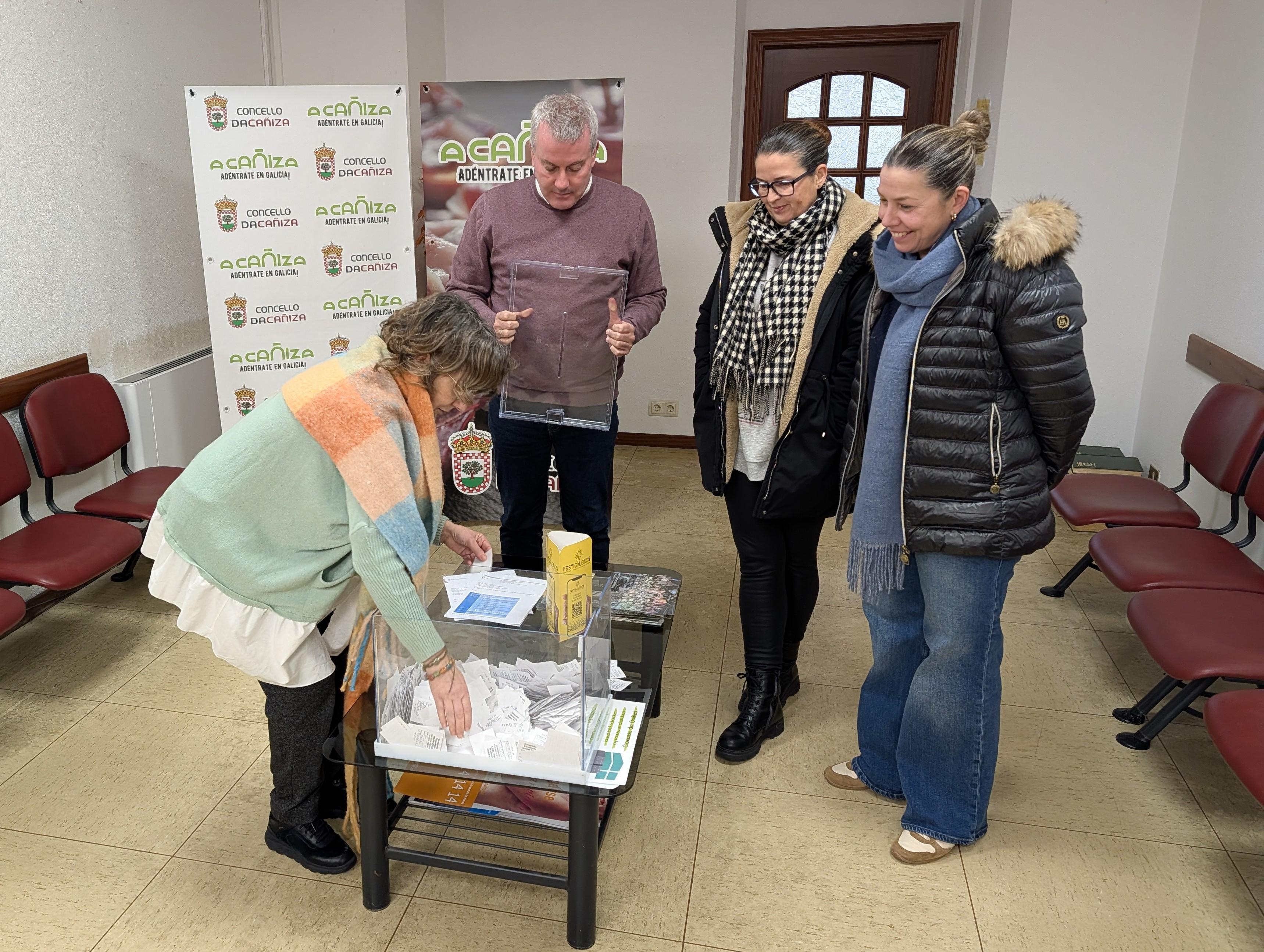 O Alcalde Luis Piña entrega os segundos 1.000 € en premios da campaña «A Confianza de Sempre, Agasállate Este Nadal»  O Concello da Cañiza iniciou o ano coa entrega dos segundos premios da campaña de fidelización comercial «A Confianza de Sempre, Agasállate Este Nadal». O acto tivo lugar esta mañá e contou coa presenza do Alcalde, Luis Piña, xunto con membros da directiva da Asociación de Comerciantes da Cañiza.  Os 1.000 € entregados corresponden ao segundo sorteo da campaña, celebrado o pasado venres 9 de