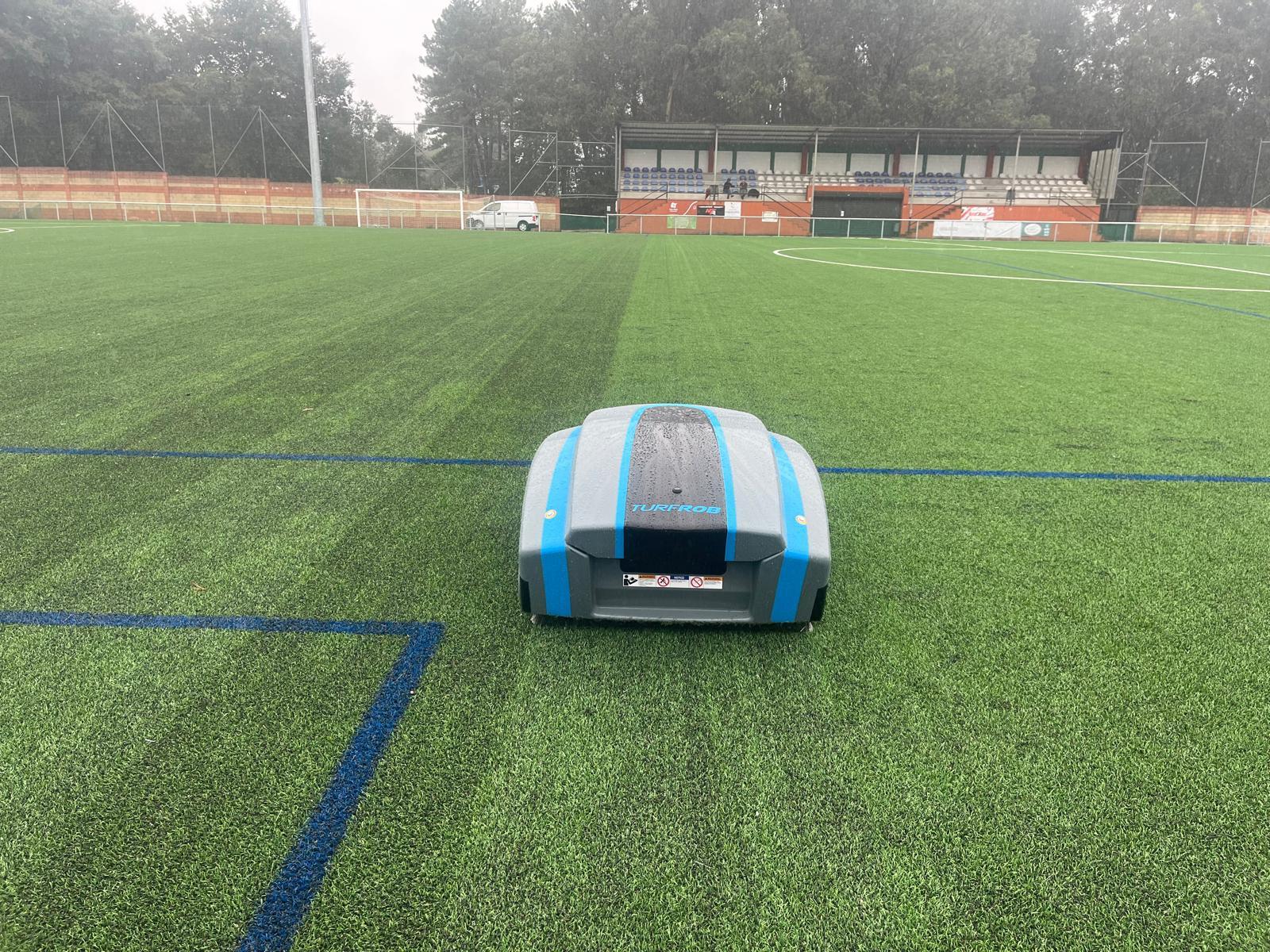 O Concello mellora o céspede artificial do campo de fútbol de Augas Férreas co innovador sistema TurfRob