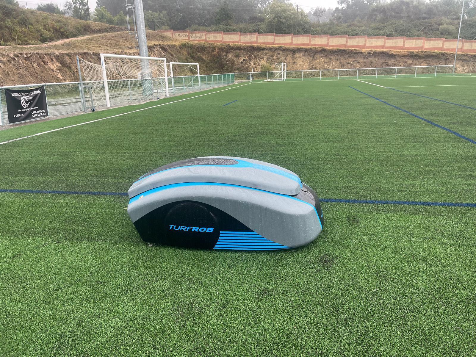 O Concello mellora o céspede artificial do campo de fútbol de Augas Férreas co innovador sistema TurfRob