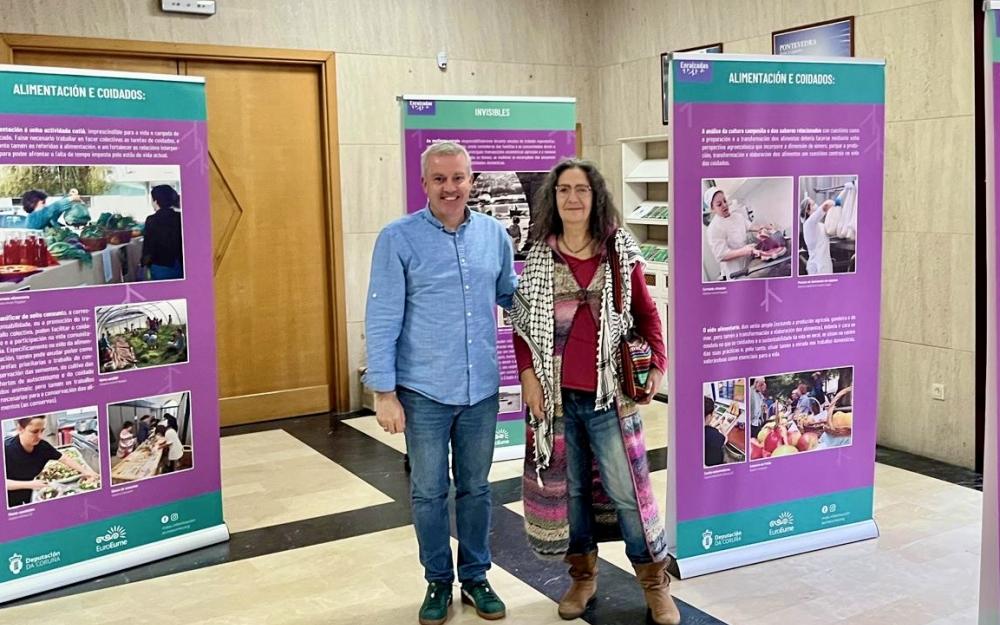 O Alcalde Luis Piña e a presidenta da Fundación Eomaia, Lucía González Vicente, inauguraron a exposición “Soberanía Alimentaria” na Cañiza.