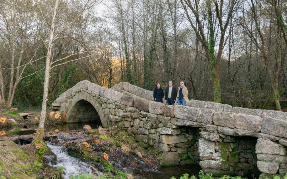 Visitamos a Ponte Medieval de Noceifas tras rematar os traballos de limpeza e recuperación da súa contorna