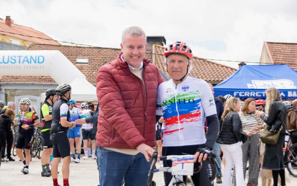 O Concello repartiu este domingo cerca de 500 bocadillos de xamón entre os ciclistas participantes na «Clásica Alvaro Pino 2024