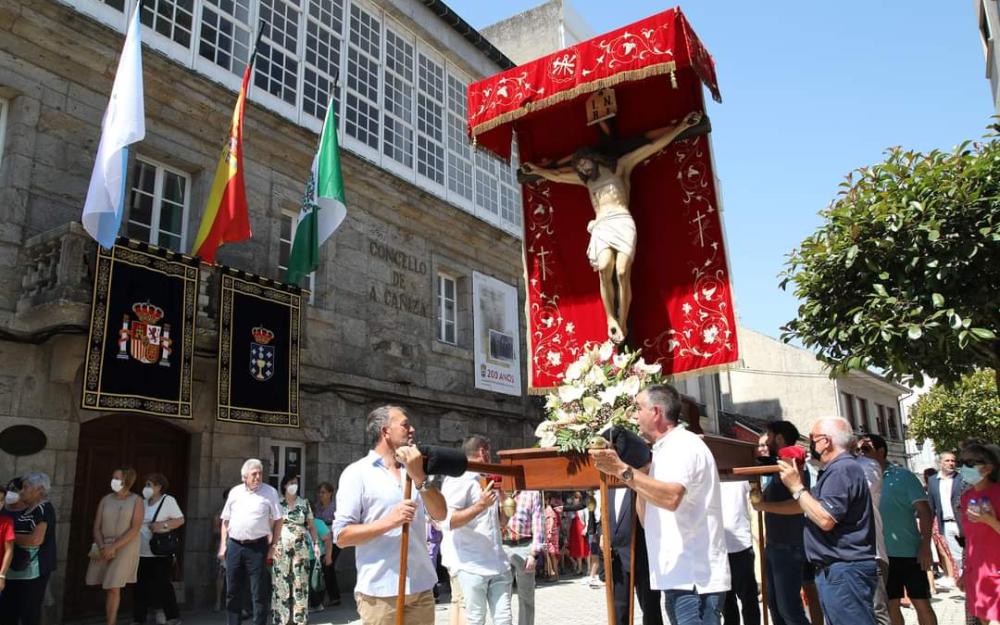 Imaxe do Cristo ao seu paso pola rúa Oriente, con parada diante da Casa Consistorial onde se interpretou o himno do antigo Reino de Galicia