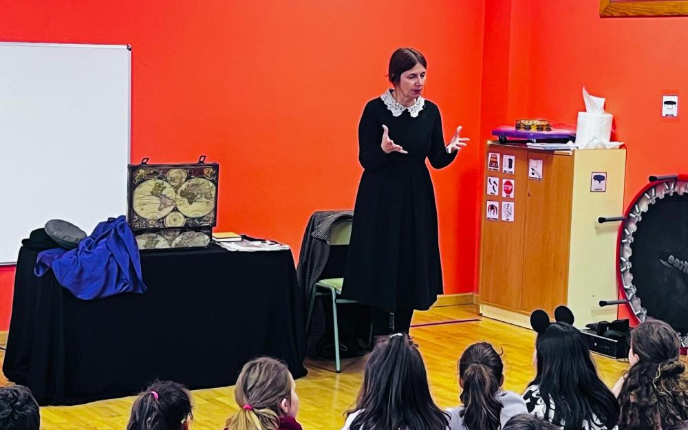 Educando en igualdade: A Cañiza impulsa o proxecto Violetas contra a violencia de xénero  Entradiña O proxecto Violetas do Concello de A Cañiza achega ao alumnado de educación infantil, primaria e secundaria ferramentas para fomentar relacións baseadas no respecto, a igualdade e o bo trato, contribuíndo á prevención da violencia de xénero desde idades temperás.  Durante o mes de abril, o Concello de A Cañiza, en coordinación co profesorado do CPI de A Cañiza, puxo en marcha o proxecto municipal Violetas, un