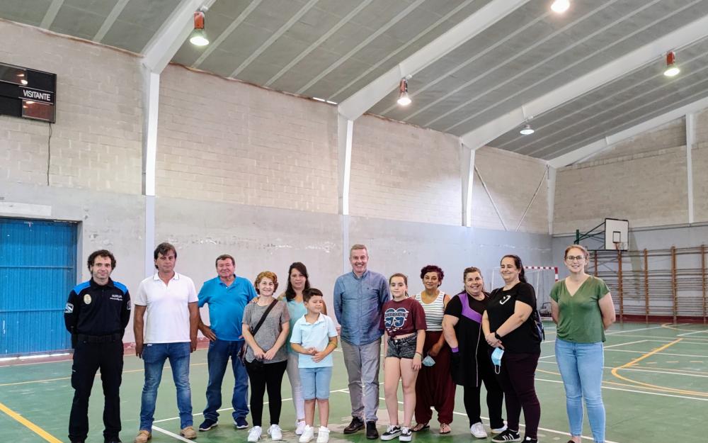 O Alcalde e veciños de Valeixe visitan o pavillón deportivo tras a reforma da cuberta