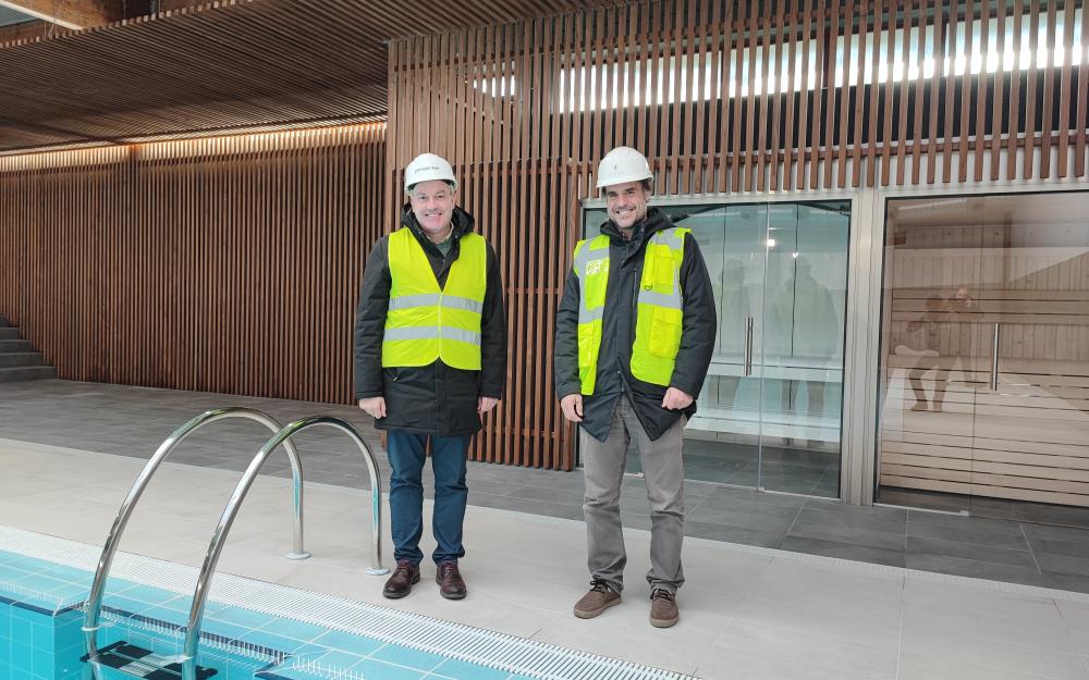 O Alcalde e o arquitecto Carlos Mezquita visitan as obras de reforma da piscina climatizada a piques de abrir ao público