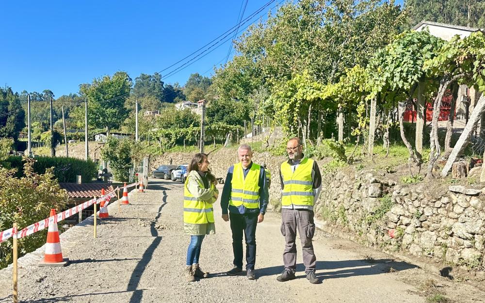 O Alcalde visita as obras de reconstrucción dun muro de contención e pavimentación de vial en Pintelos - Valeixe