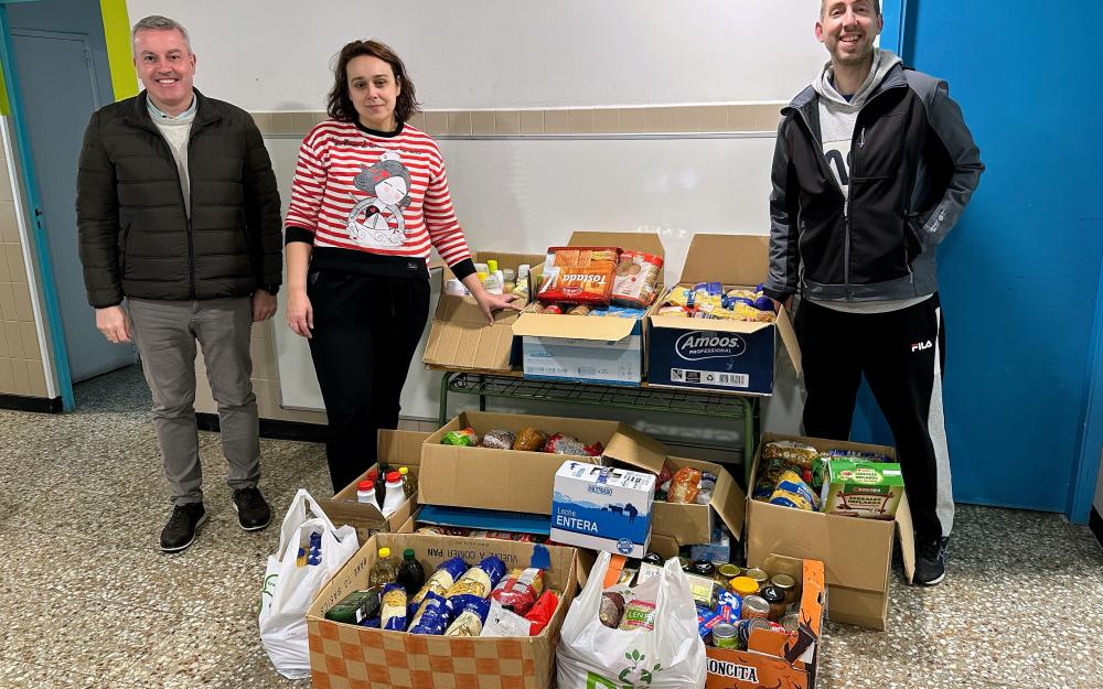O Alcalde Luis Piña visitou onte o CPI da Cañiza para recepcionar xunto coa Directora do Centro, Natalia Pernas, os mais de 1700 k. de produtos que conseguiron os alumnos do Centro na IX Carreira Solidaria do Día da Paz, celebrada o pasado 30 de xaneiro