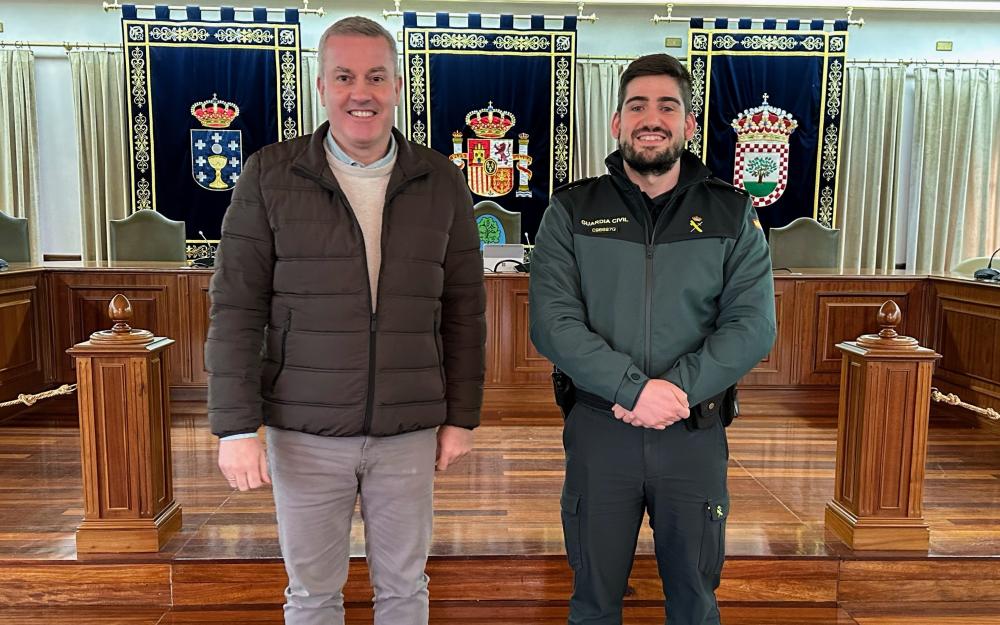 O Alcalde da a benvida ao novo Sarxento que estará ao fronte da Comandancia de Posto da Garda Civil da Cañiza