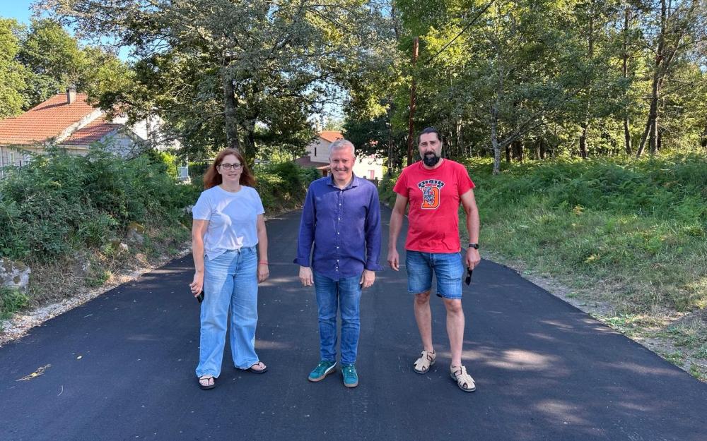 O Alcalde visita as obras de mellora da pista das Grades, nas Achas, incluídas no Plan Camiños 2024/2025 xunto con outras dúas actuacións nos Bueixos, cun investimento total de 112.655,01€