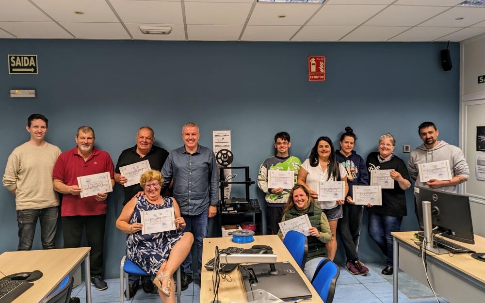 O Alcalde entrega os diplomas acreditativos do curso de «DESEÑO E IMPRESIÓN EN 3D», rematado este 18 de xuño.