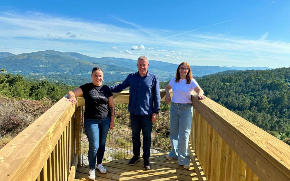 O Alcalde Luis Piña visita o novo Miradoiro de Monte Lapido, na parroquia do Couto, un observatorio natural sobre o río Ribadil