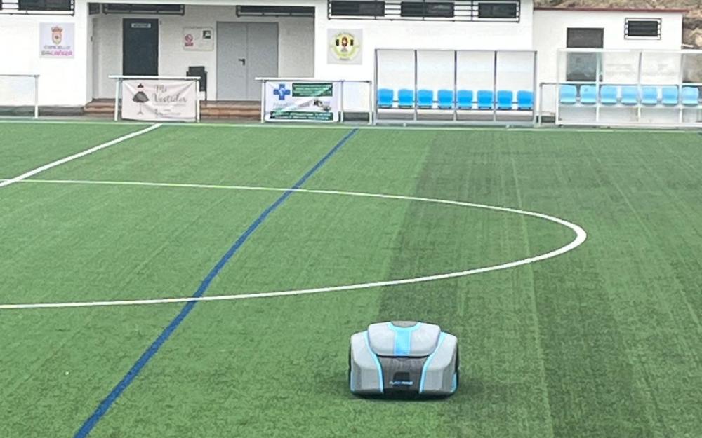 O Concello mellora o céspede artificial do campo de fútbol de Augas Férreas co innovador sistema TurfRob  O Alcalde Luis Piña informou esta mañá que o Concello esta desenvolvendo actuacións de mantemento e reparación no campo de fútbol de Augas Férreas, co obxectivo de garantir as mellores condicións de uso e seguridade para todos os deportistas.  Estos traballos, que están sendo executados  pola empresa especializada Ginkgo Sports Turf & Gardens, enmárcanse na aposta global do Concello por modernizar as sú