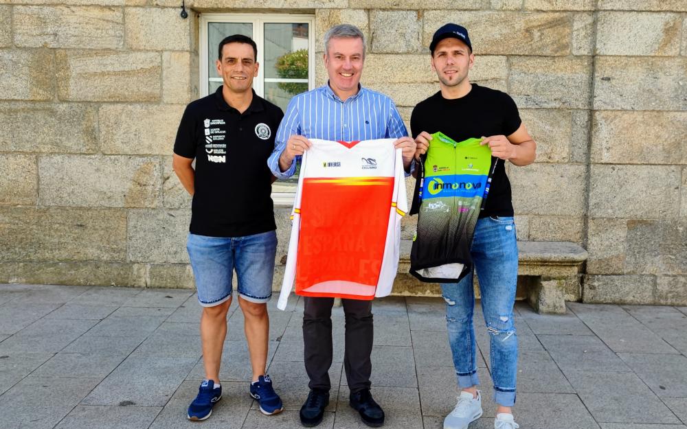 O Alcalde felicita a Santos Lemos despois de conseguir ser campión de España da BTT Enduro 2022 na súa categoría