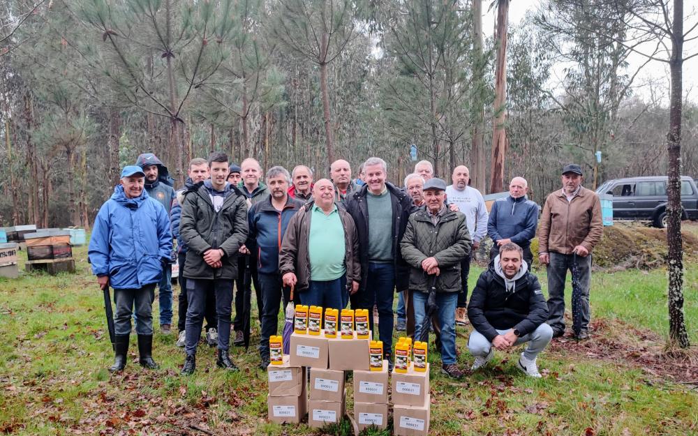  Foto de arquivo de marzo de 2023, con motivo do inicio da 2ª  campaña municipal de trampeo contra a vespa velutina, na que o Concello colaborou adquirindo o líquido atraente para a neutralización dos niños.