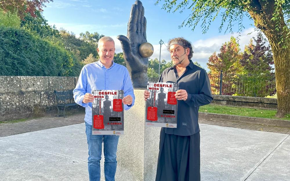 O Alcalde Luis Piña e o deseñador de moda Cristóbal Vidal presentan o desfile do XIV Curso de Patronaxe así como unha nova colección do creador galego