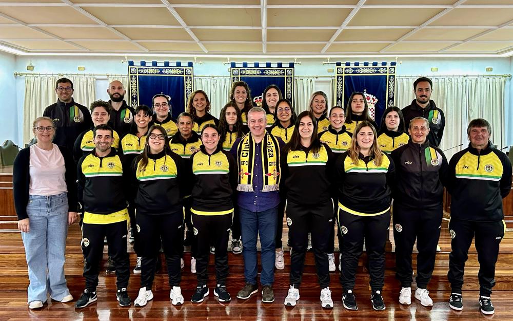 O Alcalde da Cañiza recibe ao equipo feminino do Club Fútbol Cañiza tras o seu ascenso á 2ª Liga Feminina de Galicia