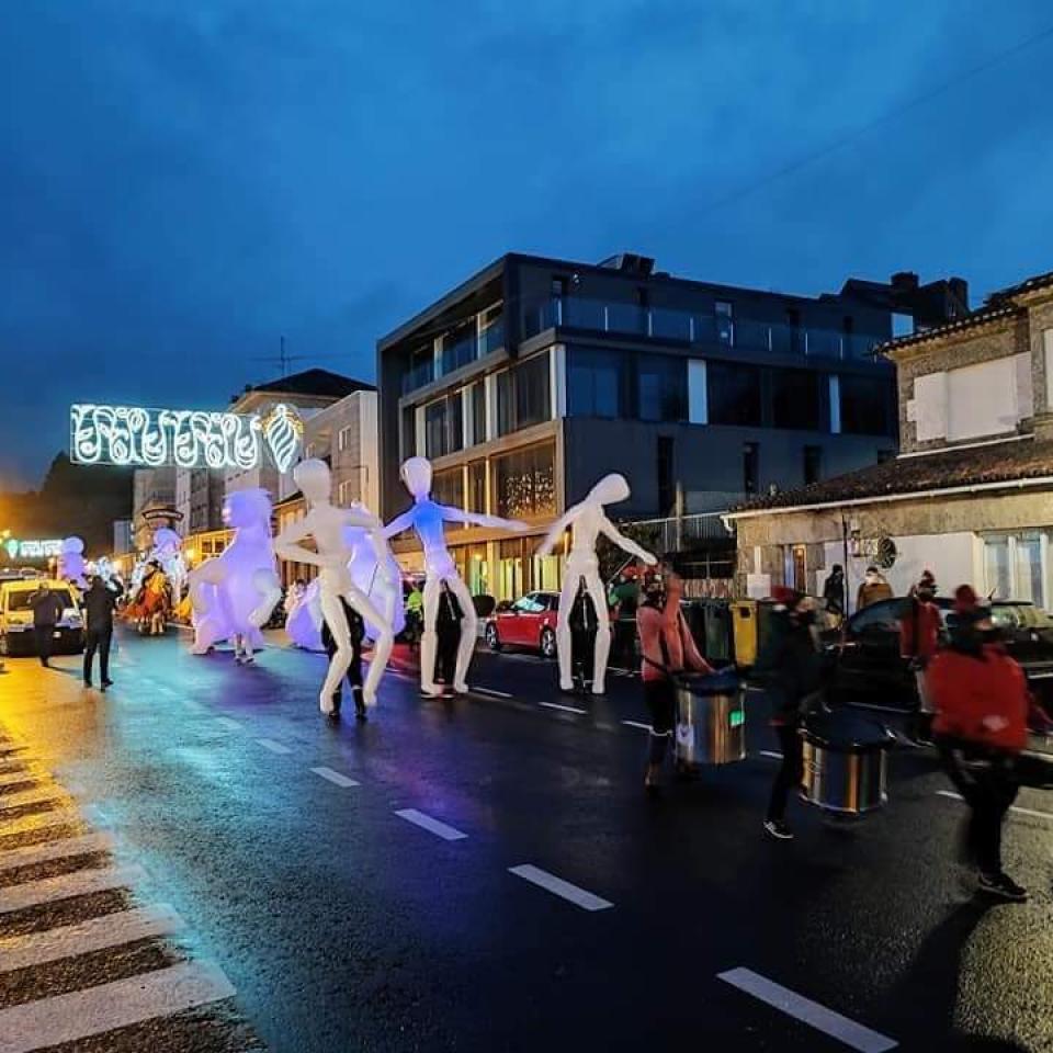 Cabalgata de Reis 2022. momento do desfile polas rúas da Vila