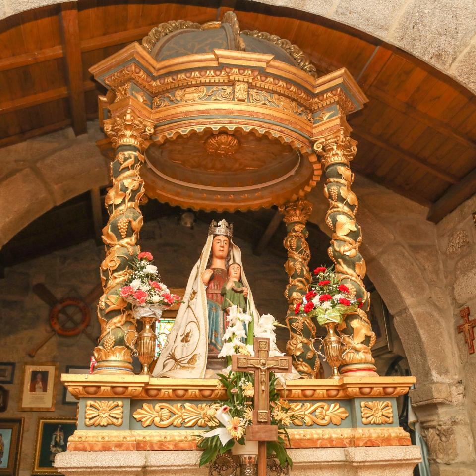 Imagen de la Virgen en su baldaquino barroco